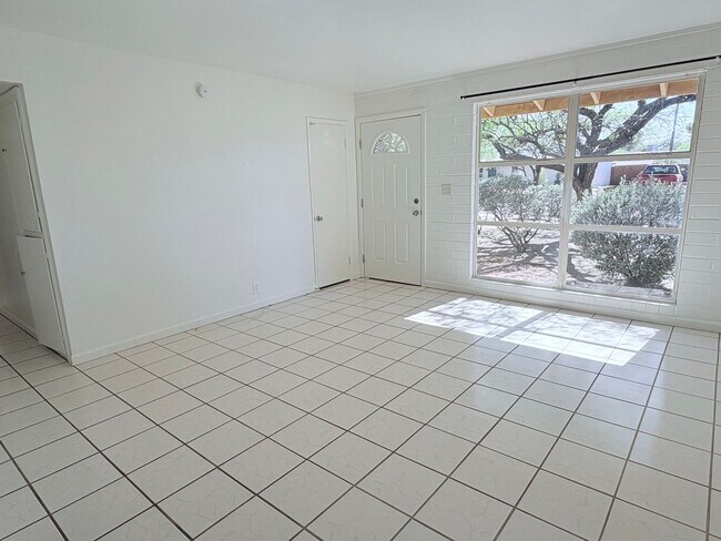 Building Photo - 3 Bed/2 Bath home with backyard and swimming pool!