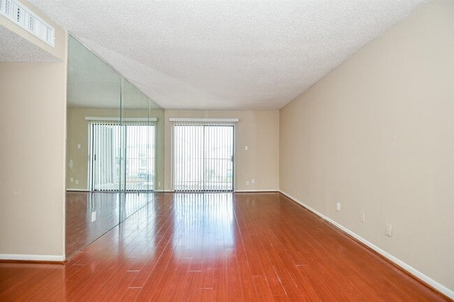 Building Photo - 2832 S Bartell Dr