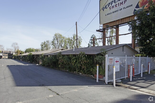 Primary Photo - 1631 El Camino Real