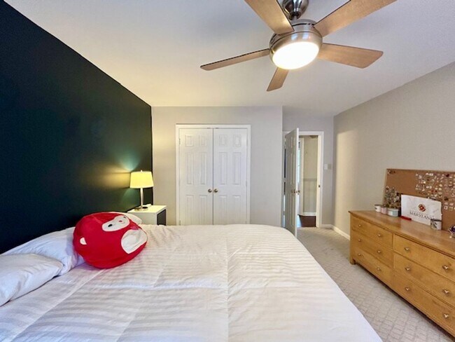 Building Photo - 5 Milestone Manor Ct