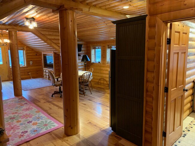 Building Photo - 4 W County Line Rd