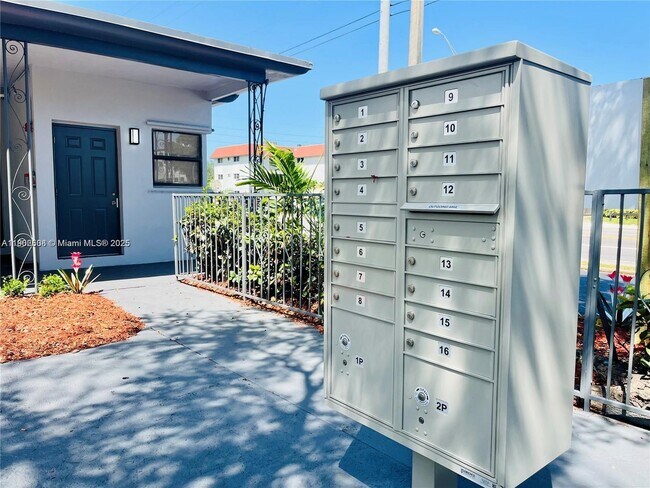 Building Photo - 13390 NE 6th Ave