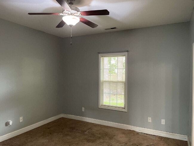 Building Photo - Pet Friendly Three Bedroom Two Full Bathro...