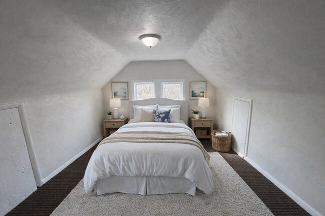 Building Photo - Charming Multi-Level Akron Home with Huge Living Room & Updated Siding