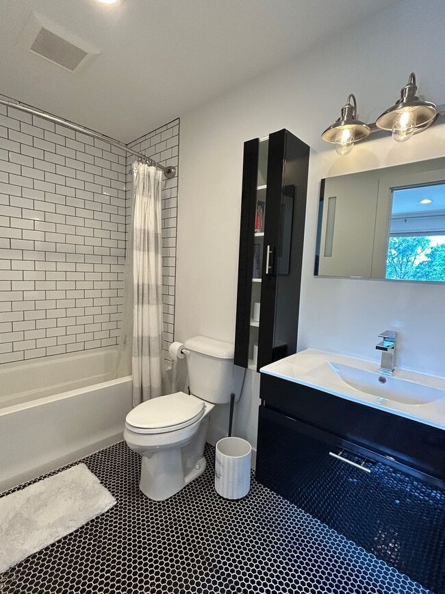 Building Photo - Modern 3 Bed 3 Bath Highlands Home