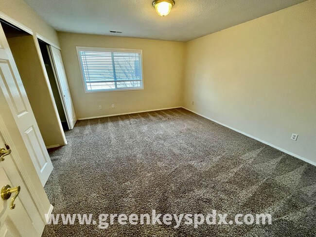 Building Photo - 3-bedroom 2-bath Townhouse Near McMenamins...