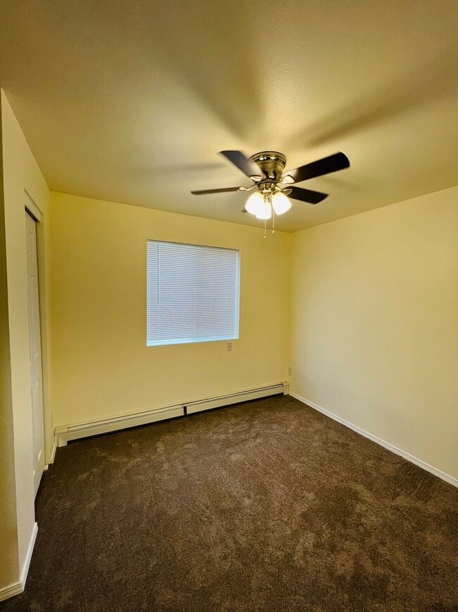 Building Photo - 915 Defoe St