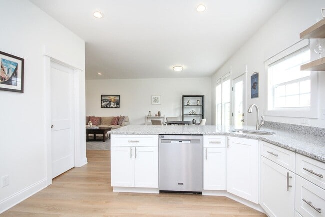 Building Photo - Luxury Three Bedroom Townhouse in Lincolnton