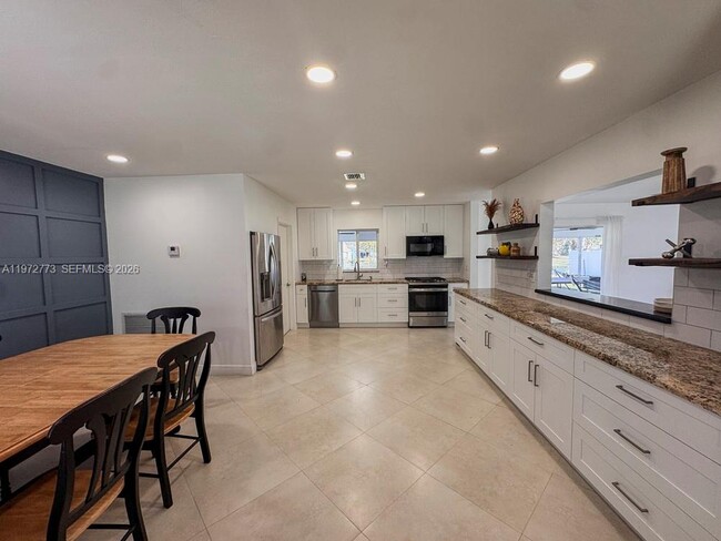 Building Photo - 9731 Bel Aire Dr