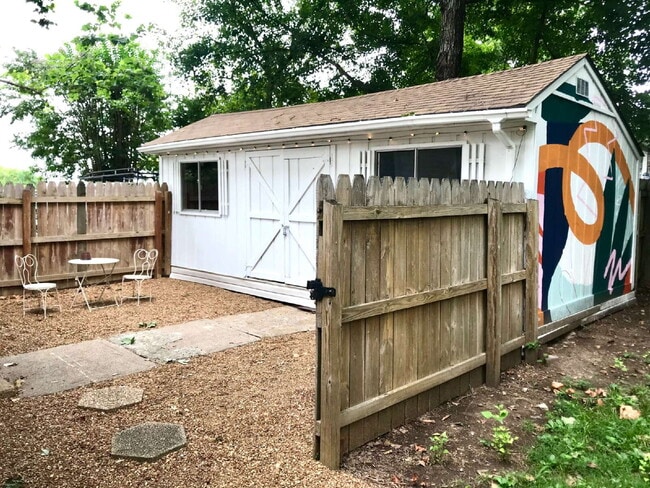 Building Photo - Phenomenal Downtown River View!