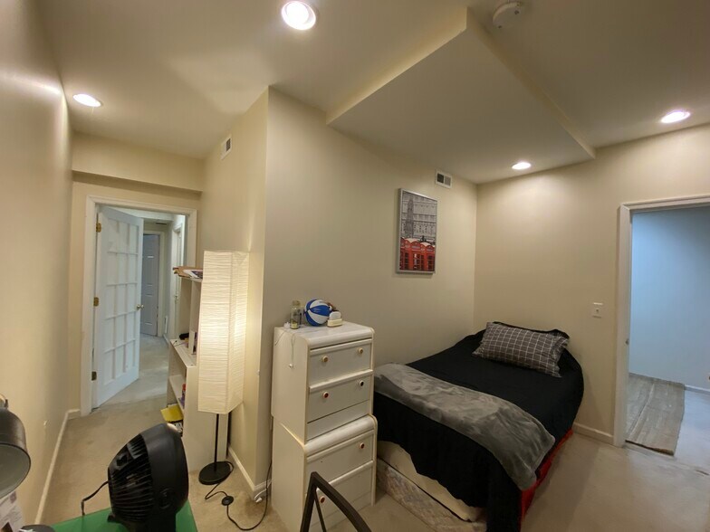 Building Photo - 5102 Warren Plz NW