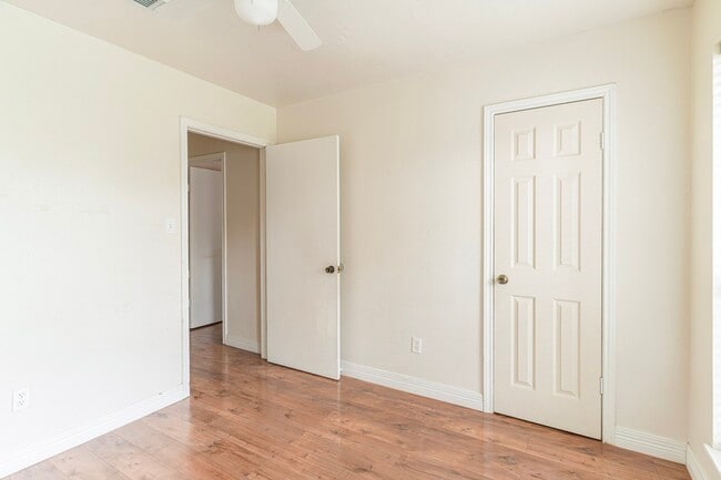 Building Photo - 22018 Kenlake Dr