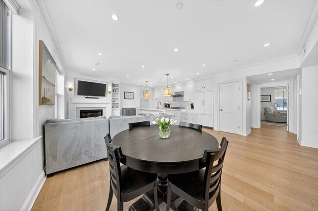 Building Photo - 521 E 8th St