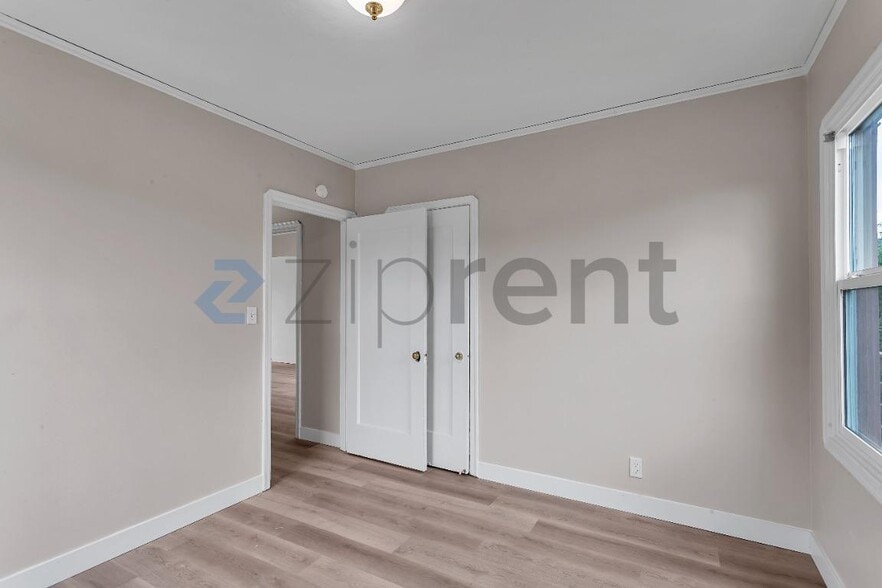 Building Photo - Unit