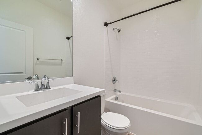 Building Photo - Stylish Three-Story Townhome with Private ...