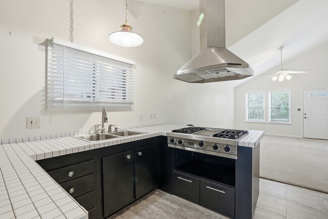 Building Photo - Prime Coastal Location Long Term Rental!