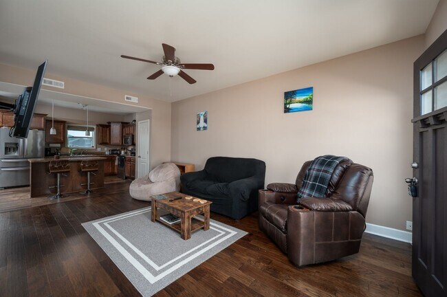 Building Photo - **WELL MAINTAINED, 2016-BUILT HOME IN DESI...