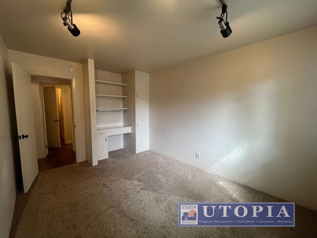 Building Photo - RENT SPECIAL: 50% off 1st months rent if the lease is signed by January 1st! Bright Natural Light...