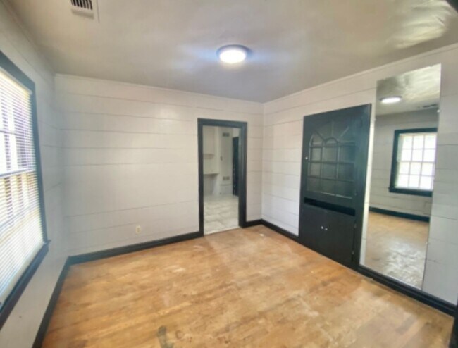 Building Photo - 2324 28th St