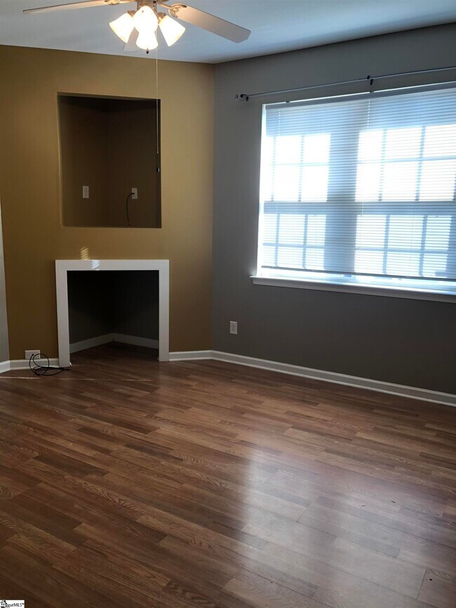 Building Photo - 520 Lois Wy