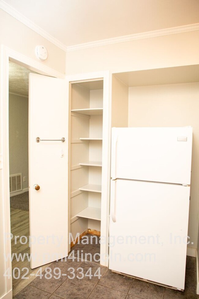 Building Photo - 2 Bedroom and 1 Bathroom Home Available For Rent!