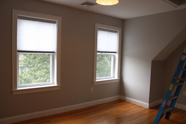 Building Photo - 19 Iona St