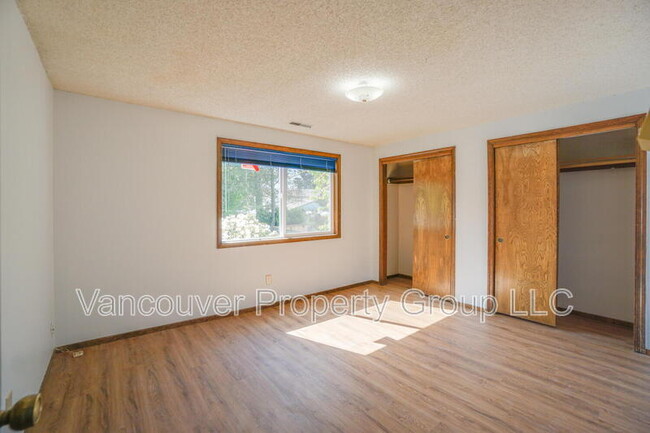 Building Photo - 7003 NW Dogwood Dr
