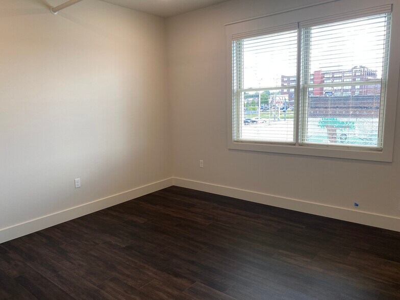 Building Photo - 906 S Main St