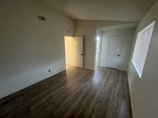 Building Photo - 402 Oakwood Ct