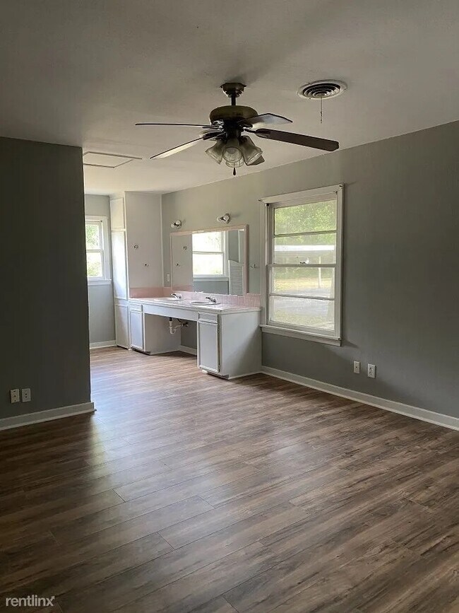 Building Photo - 731 Inwood Dr