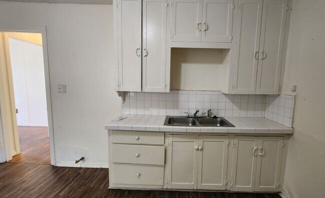 Building Photo - 2 bed 1 bath with laundry room