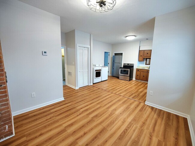 Building Photo - *Recently Updated 2BD/1BA Apartment availa...