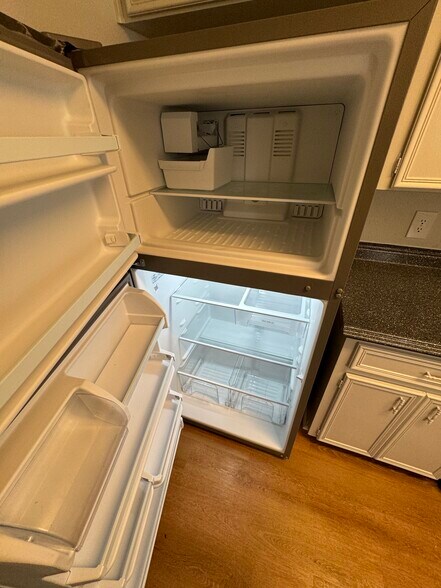 Fridge w/ Freezer - 7000 Oak Meadow Cir