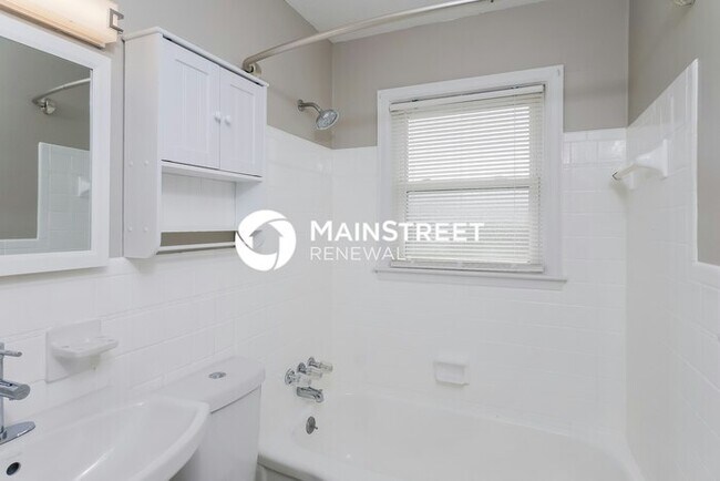 Building Photo - 3 Bedroom Pet-Friendly Home in LOUISVILLE, KY with Main Street Renewal