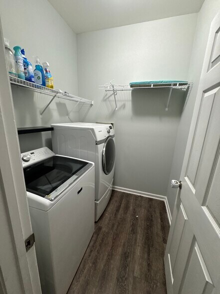 Building Photo - 1418 Whispering Oaks Trl
