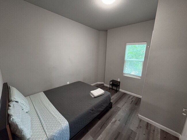 Building Photo - 4 Bed / 2 Bath in West Campus – Bring Your Roommates