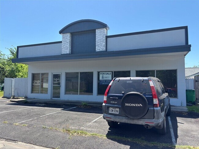 Building Photo - 401 W James Ave