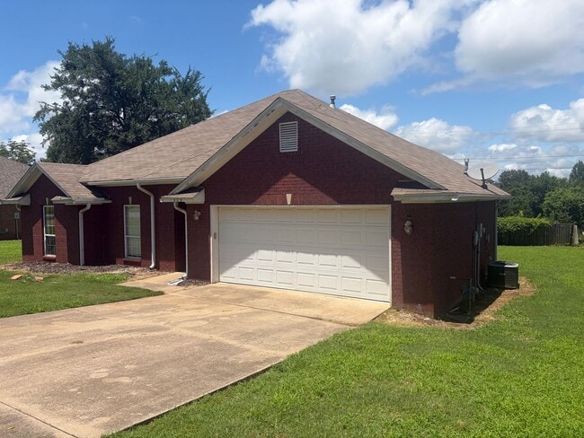 Building Photo - 3 Bedroom and 2 Bathroom House