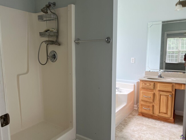 Building Photo - 136 Joycliff Cir