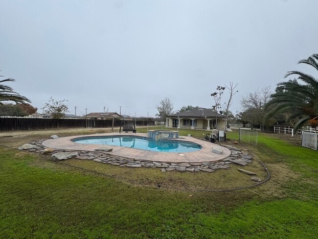 Building Photo - Spacious home with a pool!