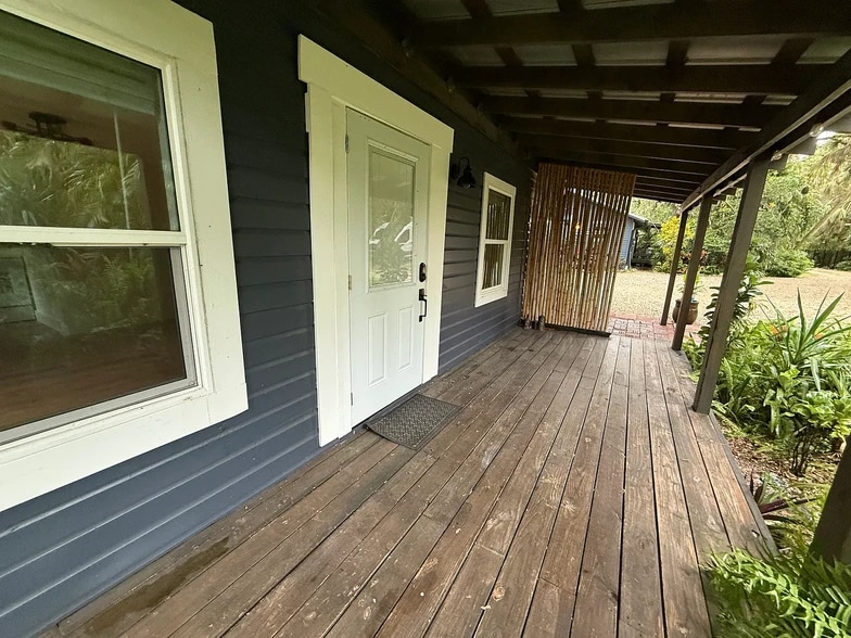 Private entrance with porch - 2795 Riverside Dr