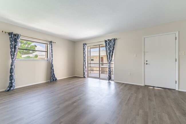 Building Photo - 2 Bed 2 Bath Condo - Close to Beach & Airport