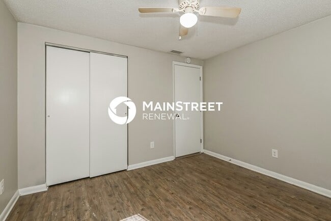 Building Photo - 4 Bedroom Pet-Friendly Home in Jacksonville, FL with Main Street Renewal
