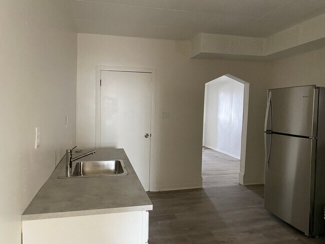 Building Photo - 237 Ella St