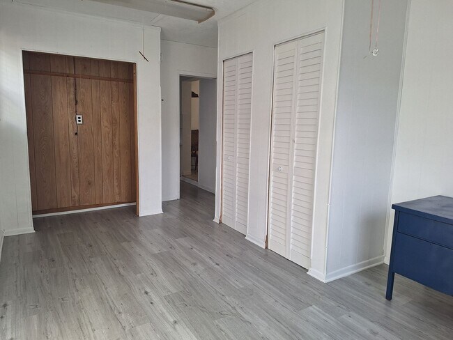 Building Photo - WALK TO THE BEACH - 3BR 2BA PARTIALLY FURNISHED