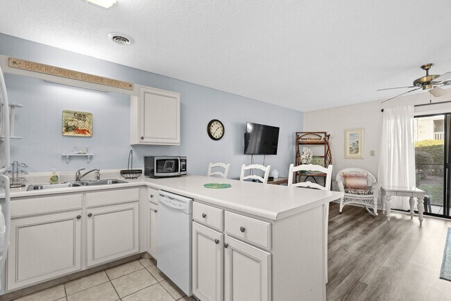 Building Photo - 1st Floor Seasonal Rental Available Octobe...