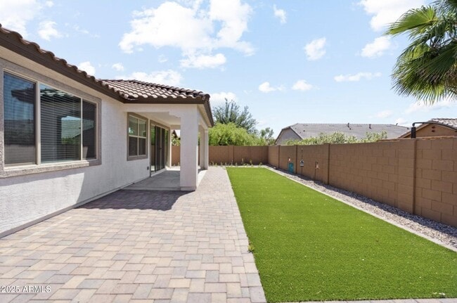 Building Photo - 565 E White Wing Dr