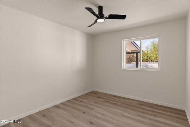 Building Photo - 8617 E Palm Ln