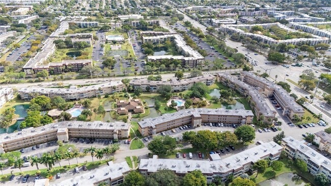 Building Photo - 5021 W Oakland Park Blvd