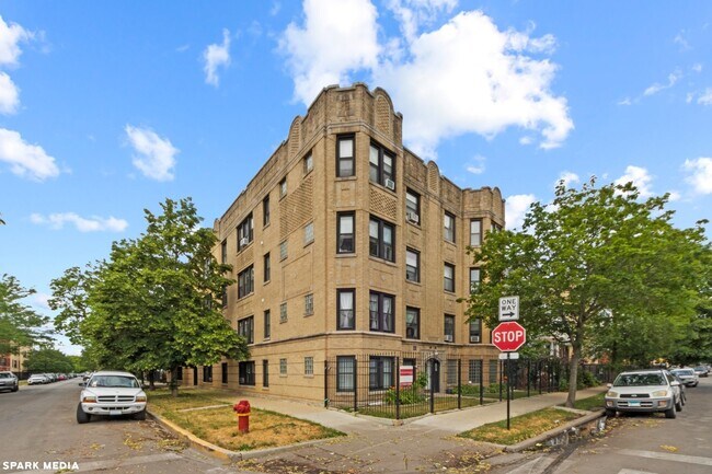 Primary Photo - 3606 W Dickens Ave